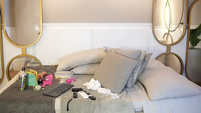 Roxy Vega online show from October 7, 12:06 pm