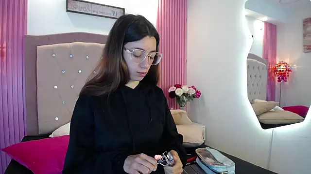 MarinetteLux online show from March 25, 8:30 pm