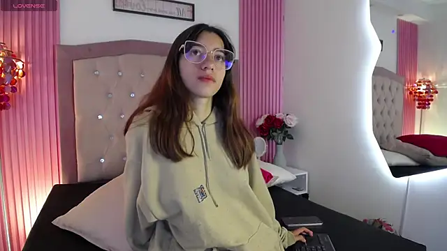 MarinetteLux online show from April 11, 5:16 pm