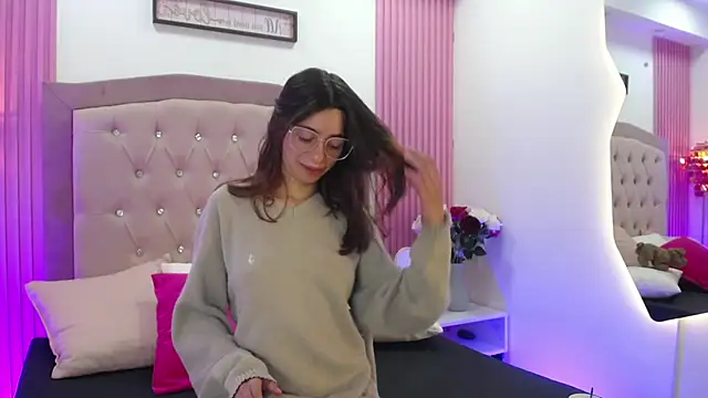 MarinetteLux online show from March 12, 8:35 pm