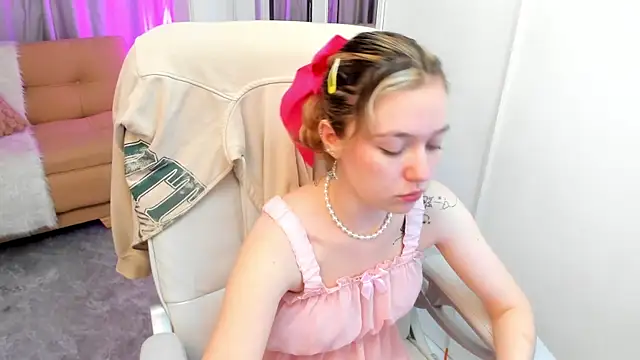 Snapshot of Lucia_Copper chatting on October 20, 12:17 pm Lucia Copper online show from October 20, 12:17 pm