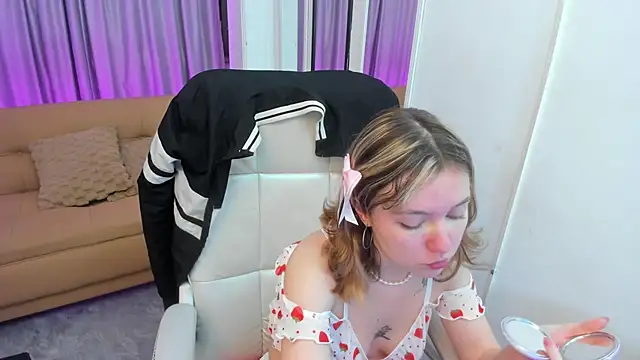 Snapshot of Lucia_Copper chatting on November 17, 12:31 pm Lucia Copper online show from November 17, 12:31 pm