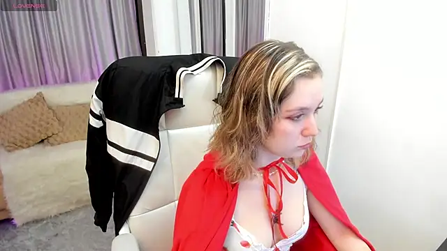 Snapshot of Lucia_Copper chatting on November 1, 3:35 am Lucia Copper online show from November 1, 3:35 am