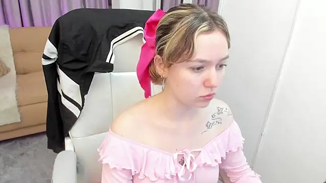 Snapshot of Lucia_Copper chatting on November 24, 12:05 pm Lucia Copper online show from November 24, 12:05 pm