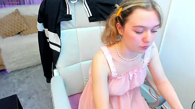 Snapshot of Lucia_Copper chatting on November 1, 3:39 pm Lucia Copper online show from November 1, 3:39 pm