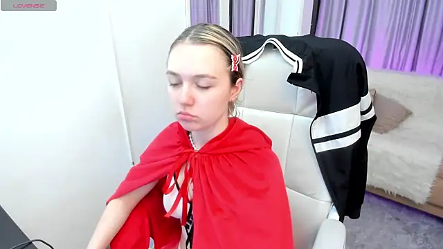 Snapshot of Lucia_Copper chatting on October 31, 12:02 pm Lucia Copper online show from October 31, 12:02 pm