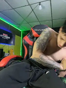 Snapshot of alessandro290 chatting on November 14, 7:28 pm alessandro290 online show from November 14, 7:28 pm