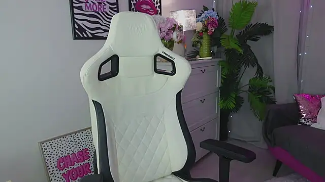 Snapshot of Staymonica chatting on February 12, 1:33 pm Staymonica online show from February 12, 1:33 pm