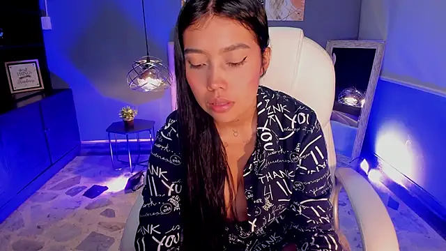 Juliieta Evans online show from October 18, 8:33 pm