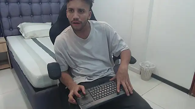 Juan FelipeX01 online show from November 18, 3:59 pm