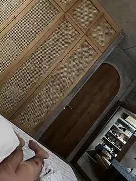 Snapshot of HenryLee1983-cums chatting on February 24, 3:35 pm HenryLee1983-cums online show from February 24, 3:35 pm