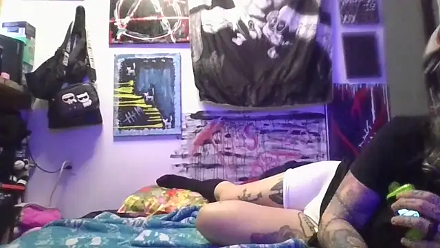 inkdhollow1 online show from April 2, 6:31 am