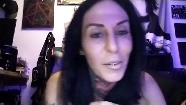 Snapshot of inkdhollow1 chatting on October 2, 4:27 am inkdhollow1 online show from October 2, 4:27 am