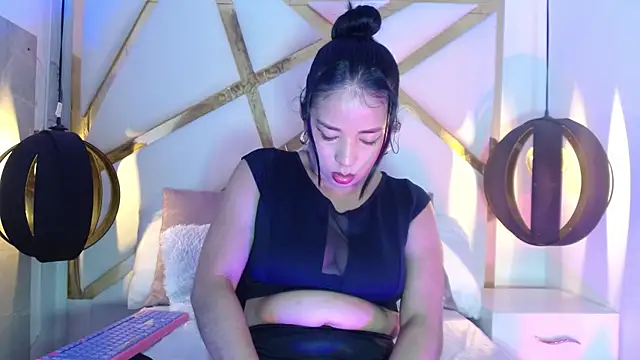 Snapshot of Amara_Martell chatting on October 17, 1:57 pm Amara Martell online show from October 17, 1:57 pm