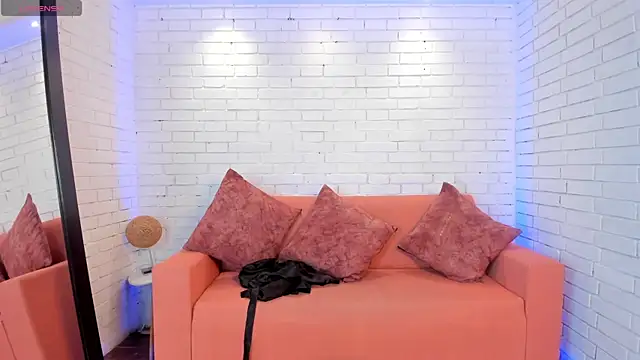 VenusCooper online show from November 6, 7:40 pm