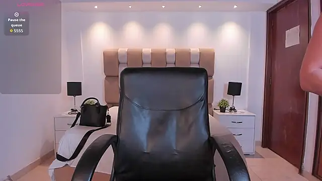 VenusCooper online show from April 9, 7:31 pm