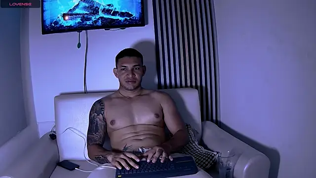 Snapshot of venedic_bull chatting on November 17, 3:43 am venedic bull online show from November 17, 3:43 am