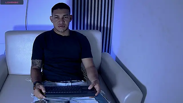 Snapshot of venedic_bull chatting on November 16, 3:33 am venedic bull online show from November 16, 3:33 am