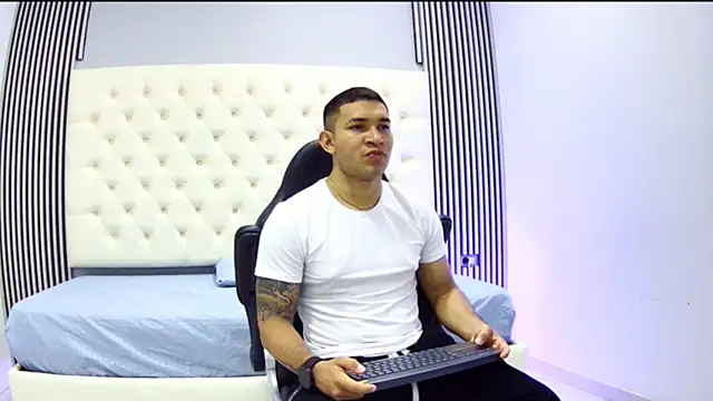 Snapshot of venedic_bull chatting on October 28, 8:19 pm venedic bull online show from October 28, 8:19 pm