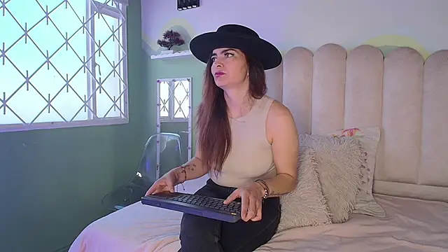 Snapshot of BiancaLuxx_ chatting on March 1, 12:49 pm BiancaLuxx online show from March 1, 12:49 pm