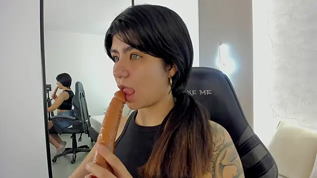 Snapshot of fiorella18_ chatting on November 15, 2:26 am fiorella18 online show from November 15, 2:26 am