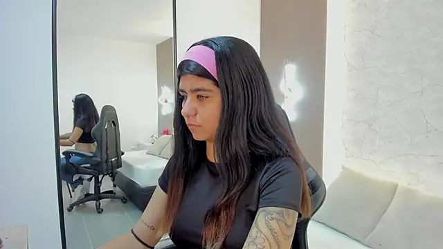 Snapshot of fiorella18_ chatting on November 14, 2:15 am fiorella18 online show from November 14, 2:15 am