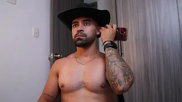 Snapshot of SOY_MIKE chatting on December 2, 8:21 pm SOY MIKE online show from December 2, 8:21 pm