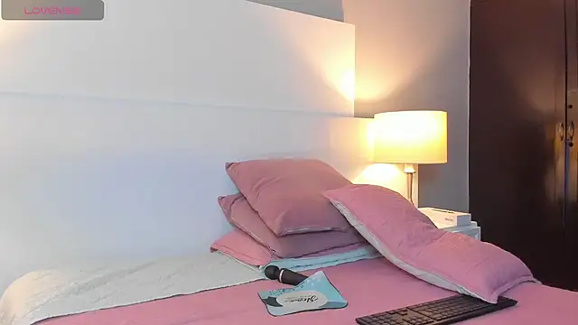 Snapshot of Dylan_Katte chatting on November 28, 1:17 am Dylan Katte online show from November 28, 1:17 am