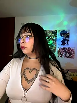 Snapshot of Hinatamoon_ chatting on October 18, 5:42 am Hinatamoon online show from October 18, 5:42 am