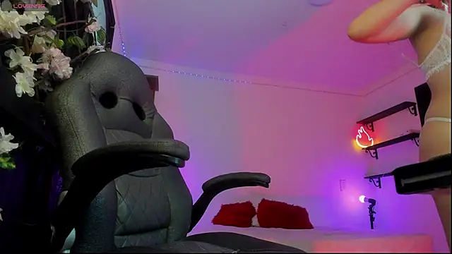 Snapshot of Kora_Red69 chatting on November 14, 1:48 pm Kora Red69 online show from November 14, 1:48 pm