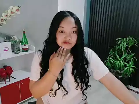 Snapshot of UrFavouriteCravings chatting on February 4, 2:39 am UrFavouriteCravings online show from February 4, 2:39 am