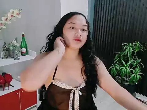 Snapshot of UrFavouriteCravings chatting on February 8, 1:03 am UrFavouriteCravings online show from February 8, 1:03 am