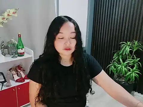 Snapshot of UrFavouriteCravings chatting on December 16, 1:43 am UrFavouriteCravings online show from December 16, 1:43 am