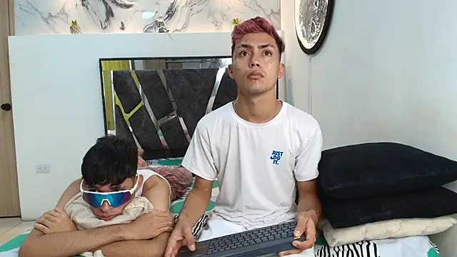 VERY HOT GUYS online show from November 23, 1:32 pm