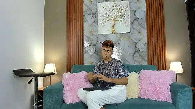 VERY HOT GUYS online show from February 14, 1:22 pm