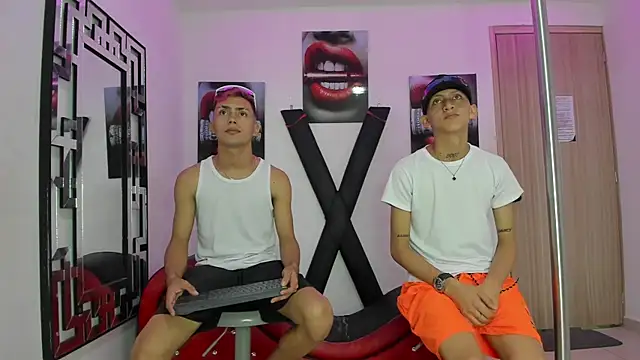 VERY HOT GUYS online show from November 16, 1:32 am