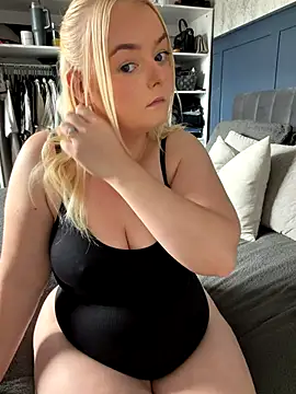 Snapshot of lusciouslylou chatting on October 28, 10:25 am lusciouslylou online show from October 28, 10:25 am