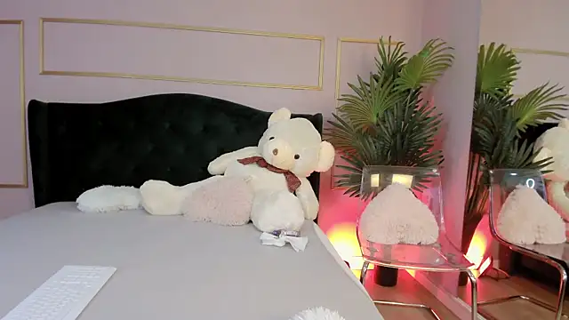 Snapshot of KirraWhite chatting on October 9, 5:19 am KirraWhite online show from October 9, 5:19 am