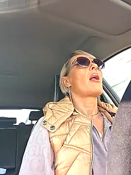 Snapshot of KirraWhite chatting on November 3, 7:35 am KirraWhite online show from November 3, 7:35 am