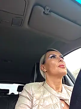 Snapshot of KirraWhite chatting on November 7, 6:18 am KirraWhite online show from November 7, 6:18 am