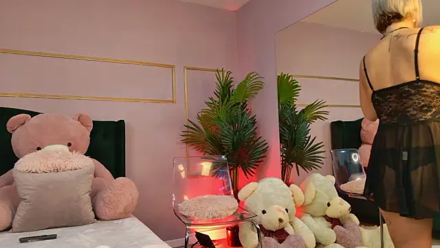 KirraWhite online show from February 7, 5:26 am