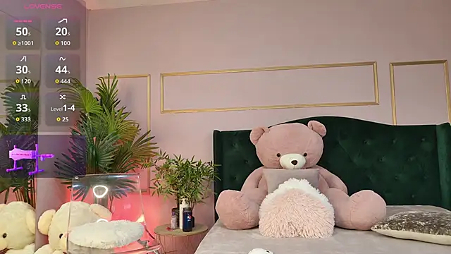 KirraWhite online show from April 2, 5:03 am