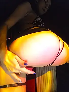 Snapshot of YuriXo chatting on December 16, 8:13 pm YuriXo online show from December 16, 8:13 pm