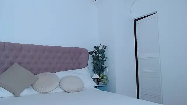 Snapshot of Naughty_kittyy1 chatting on October 16, 7:27 am Naughty kittyy1 online show from October 16, 7:27 am