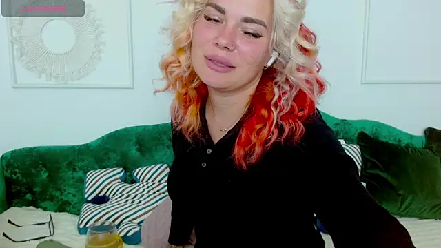 Snapshot of Naughty_kittyy1 chatting on October 11, 7:59 pm Naughty kittyy1 online show from October 11, 7:59 pm