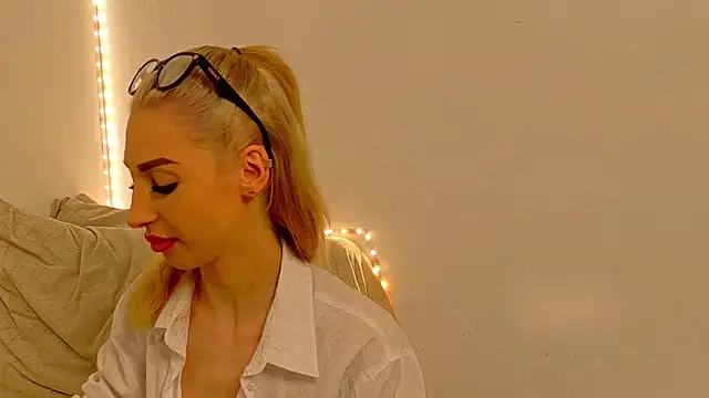 Sia a online show from December 2, 6:15 am