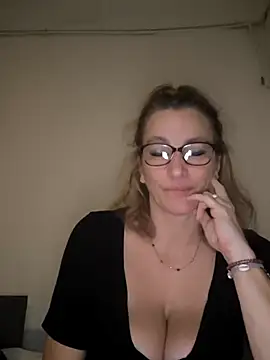 Fifi83Bell online show from November 21, 9:36 pm