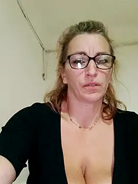 Fifi83Bell online show from November 3, 9:29 pm