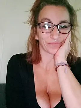 Fifi83Bell online show from November 28, 3:45 pm