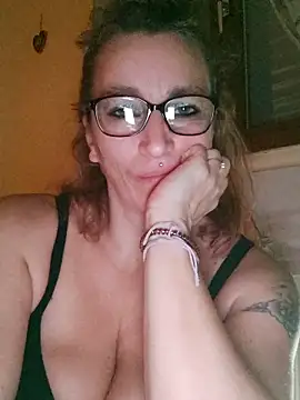 Fifi83Bell online show from December 19, 10:45 pm